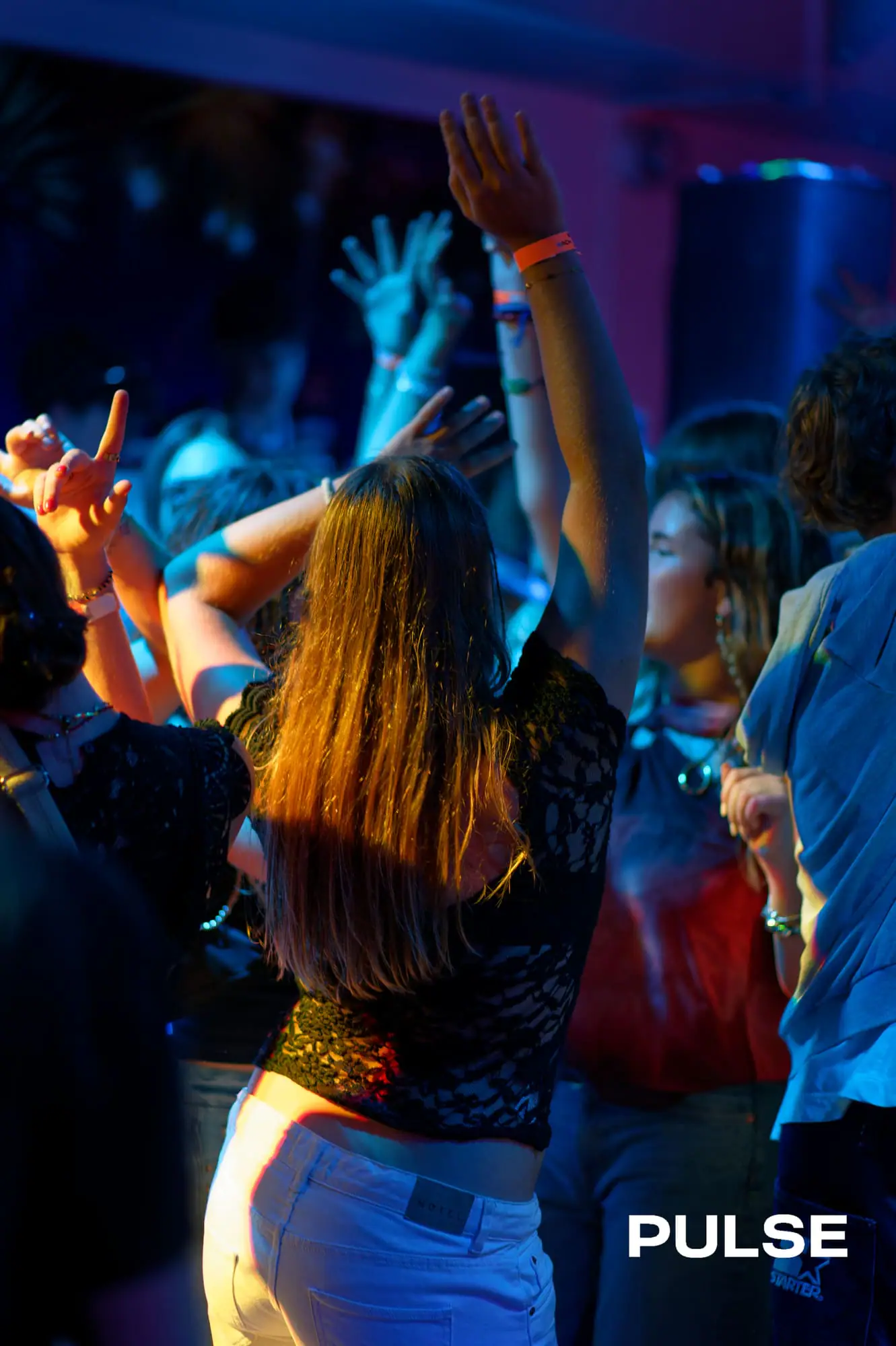 Invitée qui danse dans la foule