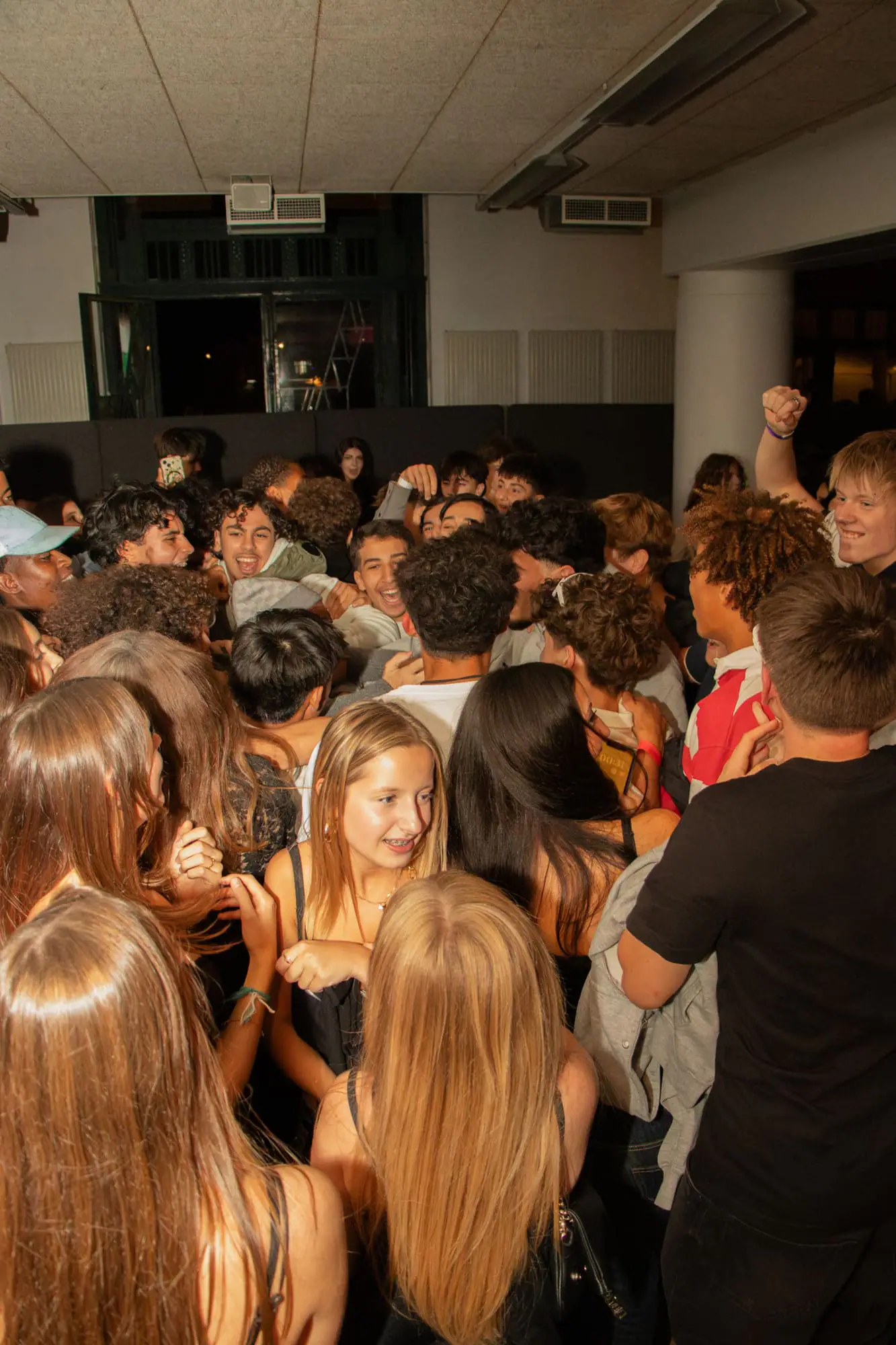 Salle pleine pendant la soirée