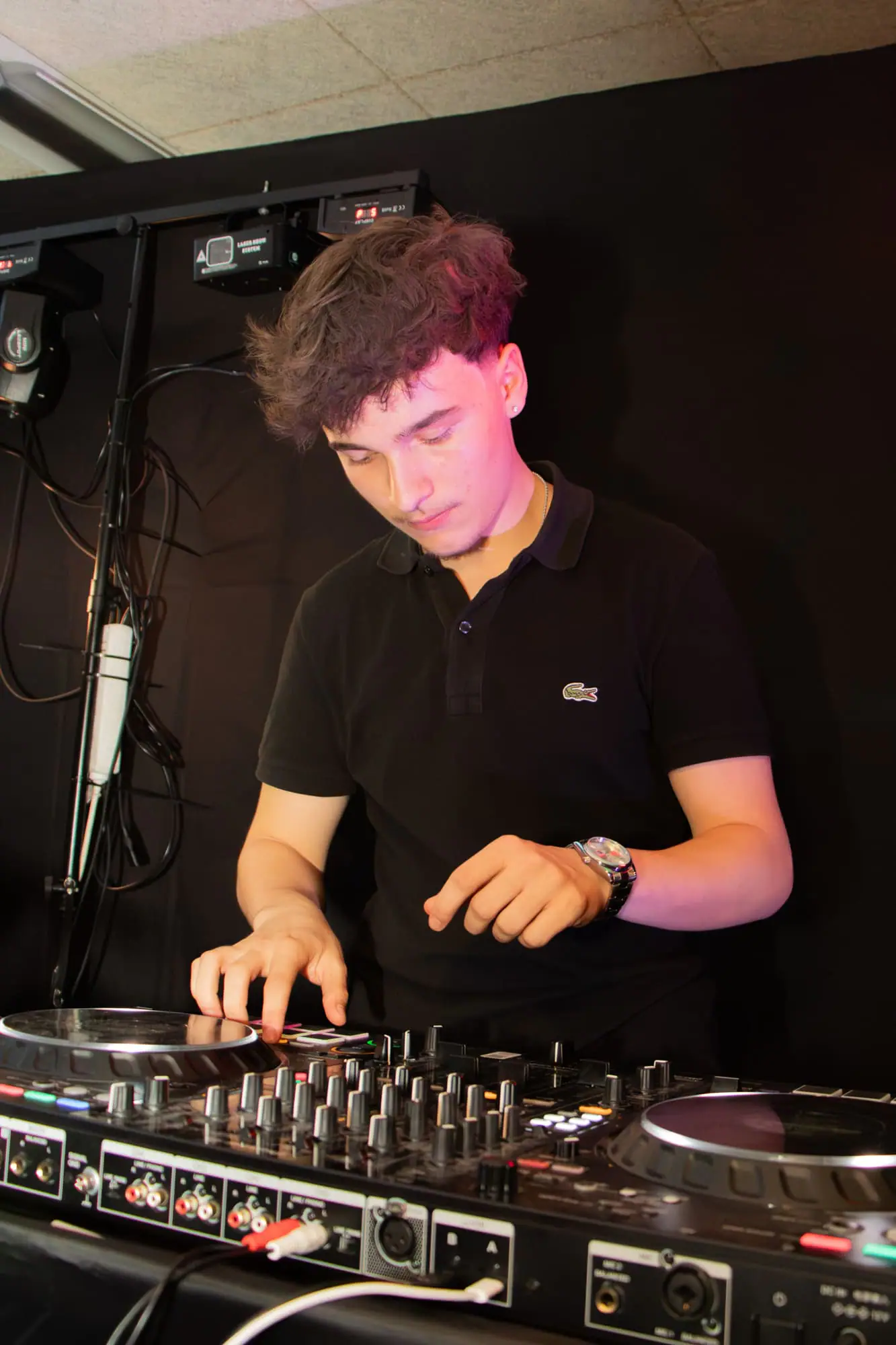DJ concentré sur les platines