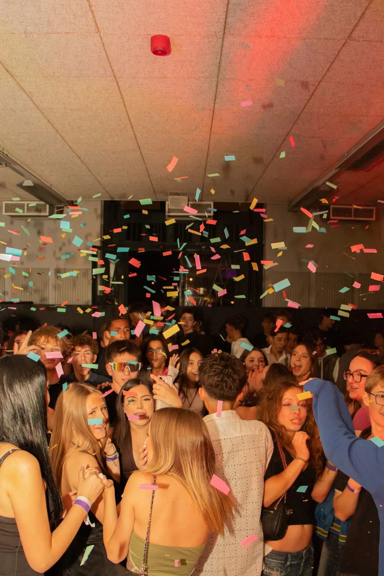 Pluie de confettis sur la salle